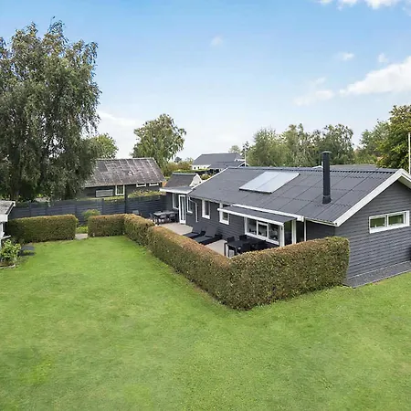Close To The Beach, Skovs-Hojrup